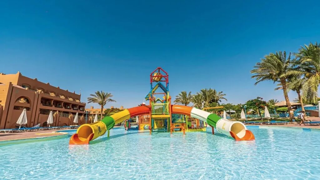 Akassia Swiss Resort w Marsa Alam – rodzinne wakacje 2+2 z All Inclusive, ogromnym aquaparkiem, plażą i rafą koralową