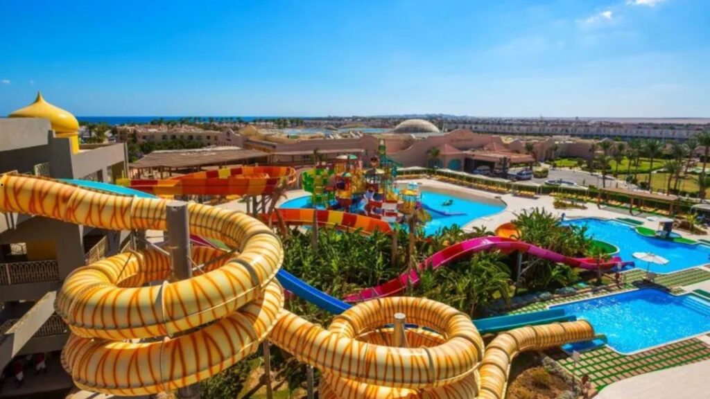 Ali Baba Palace w Hurghadzie – rodzinne wakacje 2+1 z All Inclusive, aquaparkiem, basenami i prywatną plażą