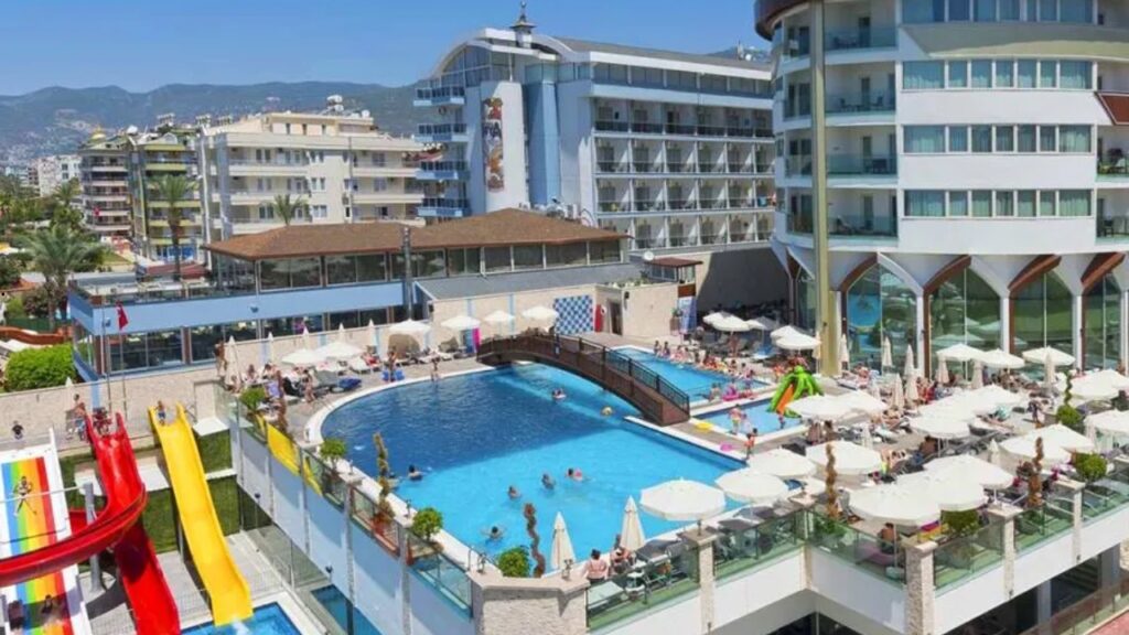 Asia Beach Resort and Spa w Alanyi – rodzinne wakacje 2+2 z All Inclusive, basenem, zjeżdżalniami i plażą