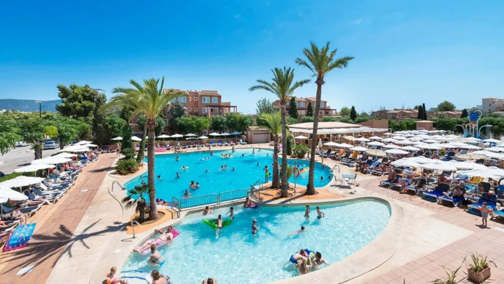 Ciudad Laurel Aparthotel na Majorce – rodzinne wakacje 2+2 z All Inclusive, apartamentem i Splash Parkiem w Cala Millor