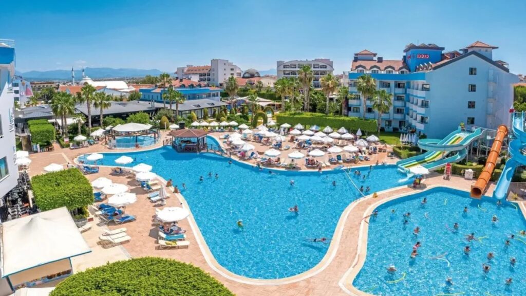 Grand Seker w Turcji – rodzinne wakacje 2+1 z All Inclusive, basenami, zjeżdżalniami i piaszczystą plażą niedaleko hotelu