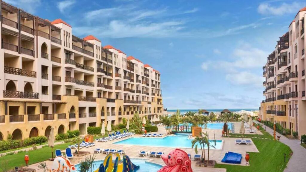 Gravity Hotel & Aquapark Hurghada – rodzinne wakacje 2+1 z All Inclusive, aquaparkiem z 30 zjeżdżalniami i piaszczystą plażą