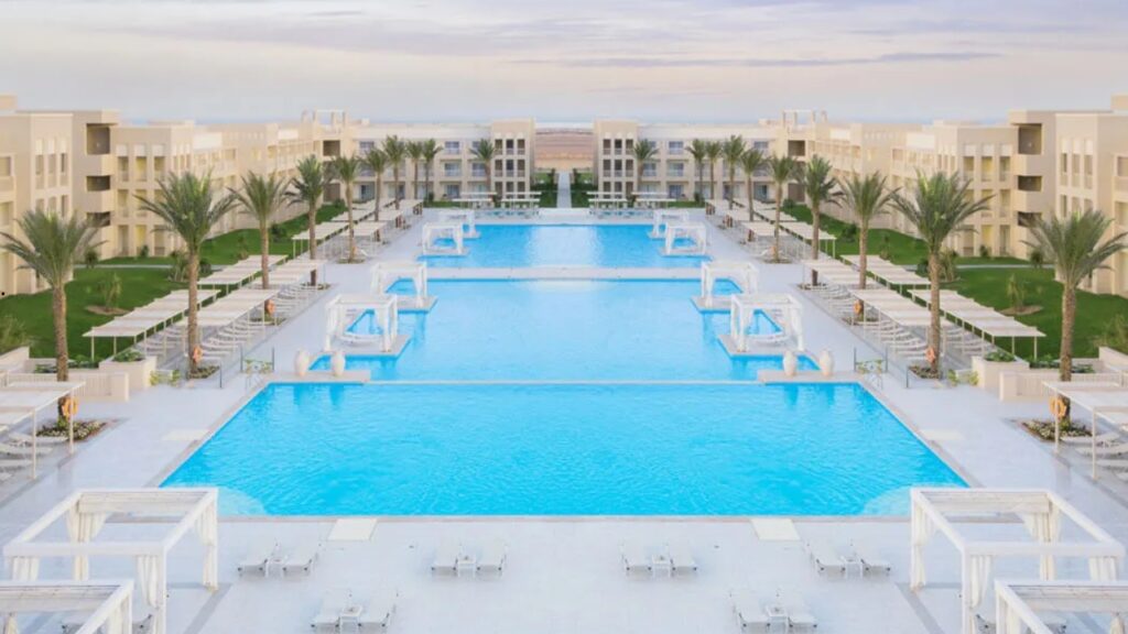 Jaz Aquaviva w Makadi Bay – rodzinne wakacje 2+2 z All Inclusive, pokojem rodzinnym i aquaparkiem z 50 zjeżdżalniami