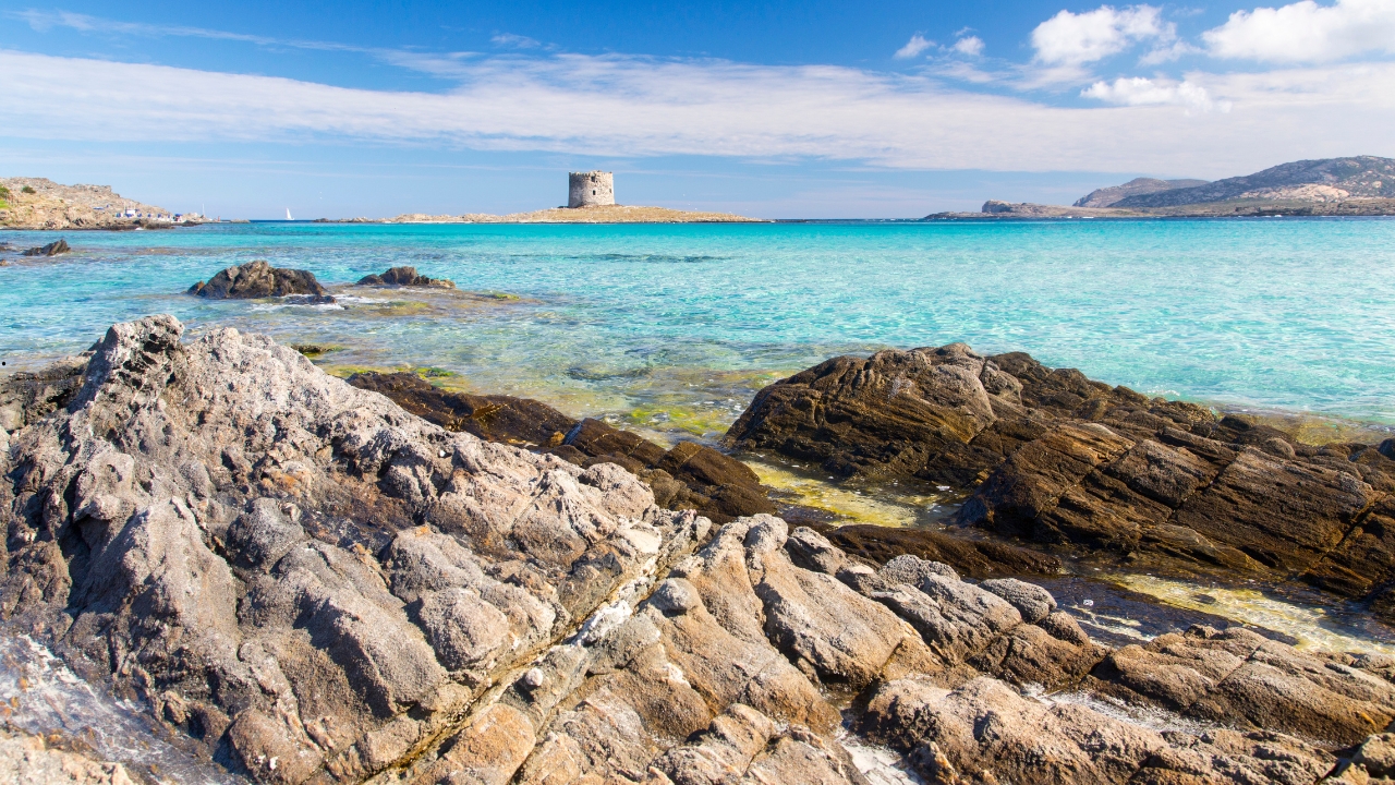 La Pelosa Beach z turkusowa woda i wieza na Sardynii