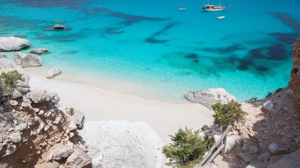 Plaża Cala Goloritze Beach z turkusową wodą na Sardynii