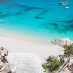 Plaża Cala Goloritze Beach z turkusową wodą na Sardynii