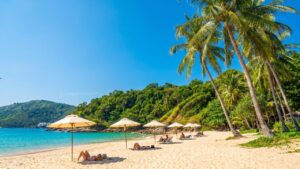 Plaża Nai Harn Beach w Tajlandii – przewodnik
