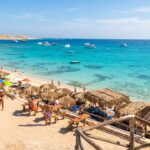 Plaża Soma Bay Beach z turkusową wodą i rafą w Egipcie