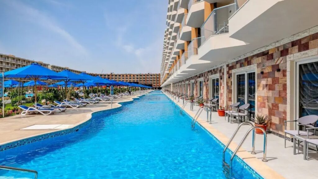 Rewaya Luxury Resort w Hurghadzie – rodzinne wakacje 2+2 z 17 basenami, aquaparkiem i Ultra All Inclusive