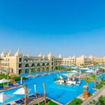 Titanic Royal w Hurghadzie – rodzinne wakacje 2+2 z Ultra All Inclusive, aquaparkiem, basenami i prywatną plażą