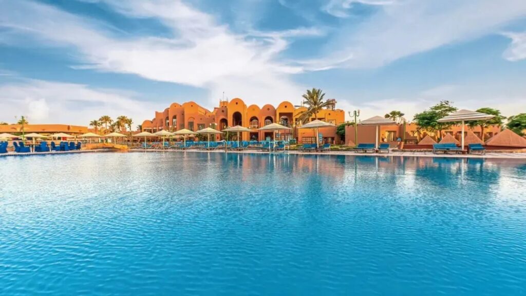 Akassia Swiss Resort w Marsa Alam, rodzinne wakacje 2+1 w Egipcie, hotel 5 gwiazdek z dużym aquaparkiem, rafą przy plaży, pokojem z widokiem na basen i All Inclusive z Katowic