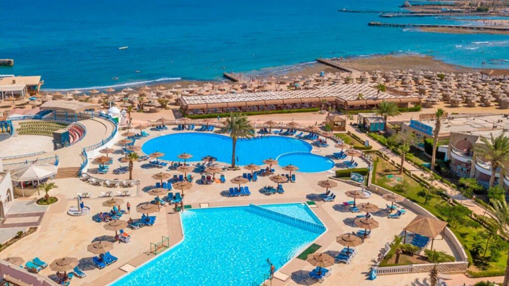 Aladdin Beach Resort w Hurghadzie – rodzinne wakacje 2+1 z aquaparkiem, 14 zjeżdżalniami, piaszczystą laguną i All Inclusive