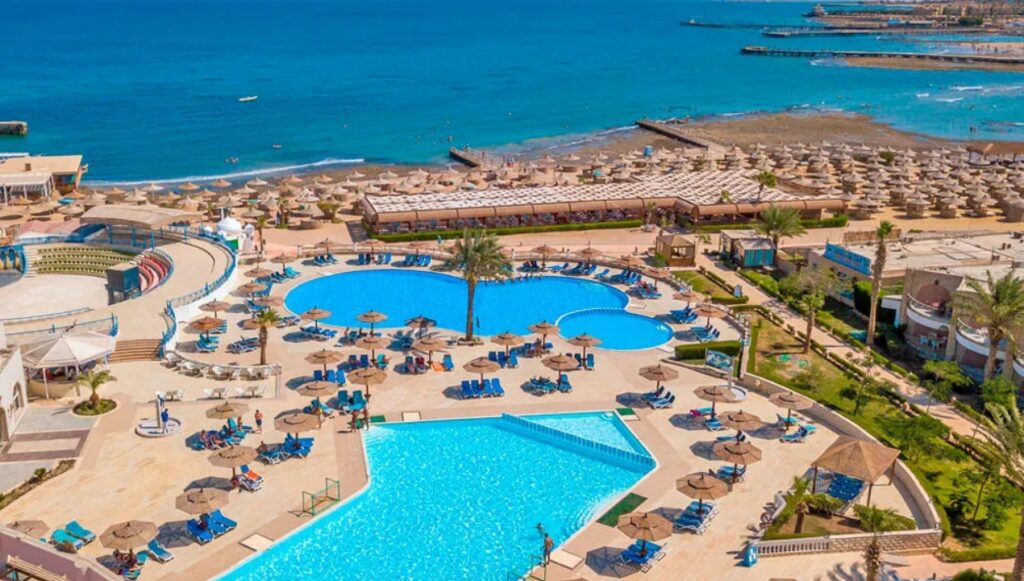 Aladdin Beach Resort w Hurghadzie – rodzinne wakacje 2+2 z aquaparkiem, 14 zjeżdżalniami, piaszczystą laguną i All Inclusive