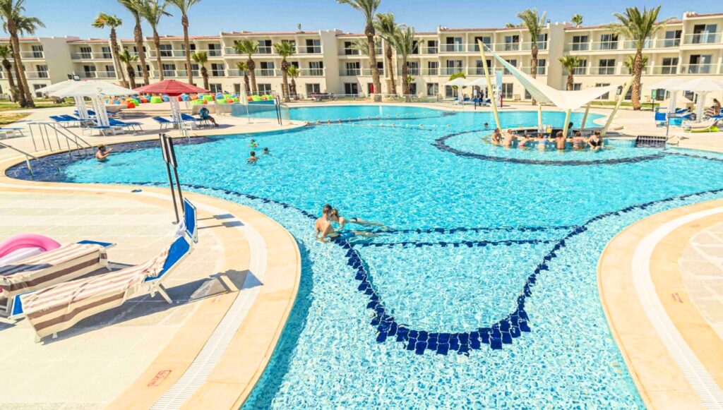 Amarina Jannah Resort Aquapark w Port Ghalib – rodzinne wakacje 2+1 z 12 zjeżdżalniami, plażą, rafą koralową i All Inclusive