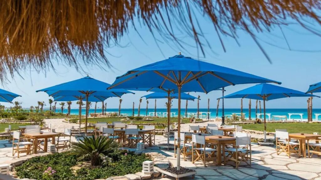 Aqua Heneish Beach Resort w Marsa Matruh, egipskie Malediwy, rodzinne wakacje 2+2, piaszczysta plaża, turkusowa woda, All Inclusive i wylot z Poznania
