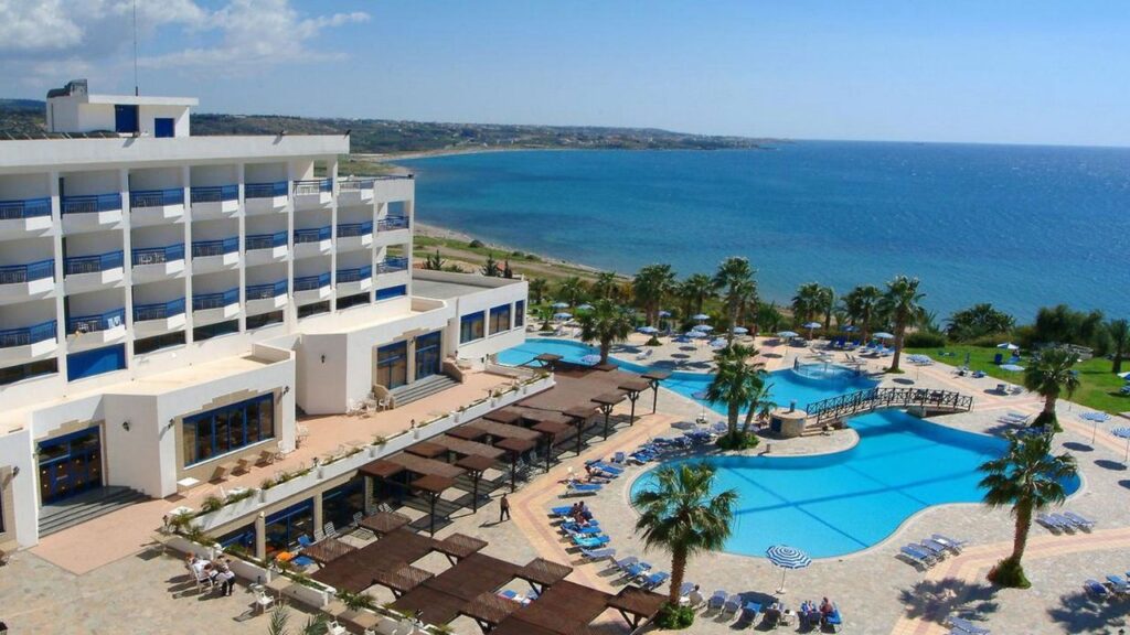Ascos Coral Beach na Cyprze, rodzinne wakacje 2+2 w Paphos, pokój rodzinny z bocznym widokiem na morze, All Inclusive i wylot z Warszawy