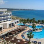 Ascos Coral Beach na Cyprze, rodzinne wakacje 2+2 w Paphos, pokój rodzinny z bocznym widokiem na morze, All Inclusive i wylot z Warszawy
