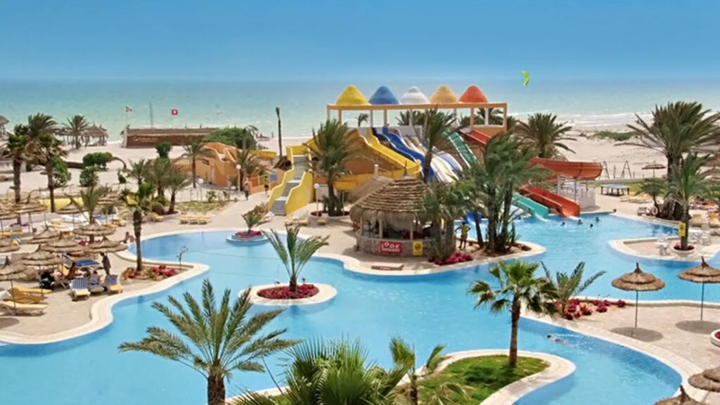 Caribbean World Djerba w Tunezji, rodzinne wakacje 2+2 na Djerbie, plaża tuż przy hotelu, zjeżdżalnie, baseny i All Inclusive z wylotem z Katowic