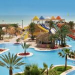 Caribbean World Djerba w Tunezji, rodzinne wakacje 2+2 na Djerbie, plaża tuż przy hotelu, zjeżdżalnie, baseny i All Inclusive z wylotem z Katowic