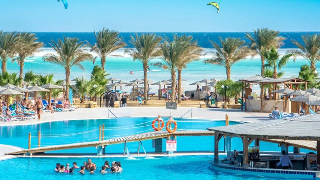 Casa Mare Resort w Marsa Alam, rodzinne wakacje 2+1 w Egipcie, hotel 5 gwiazdek przy plaży z rafą, pomostem, miniaquaparkiem i All Inclusive z Katowic