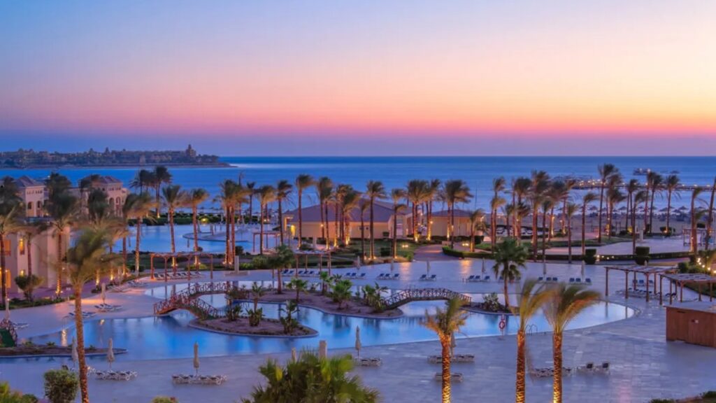 Cleopatra Luxury Resort Makadi Bay – rodzinne wakacje 2+1 z All Inclusive, prywatną plażą, pomostem i rafą koralową