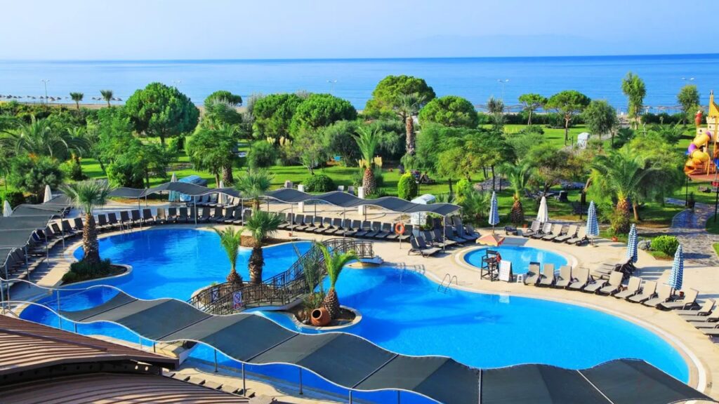 Club Yali Hotels & Resort w Turcji, rodzinne wakacje 2+1 na Wybrzeżu Egejskim, piaszczysta plaża 700 metrów, aquapark i Ultra All Inclusive 24h