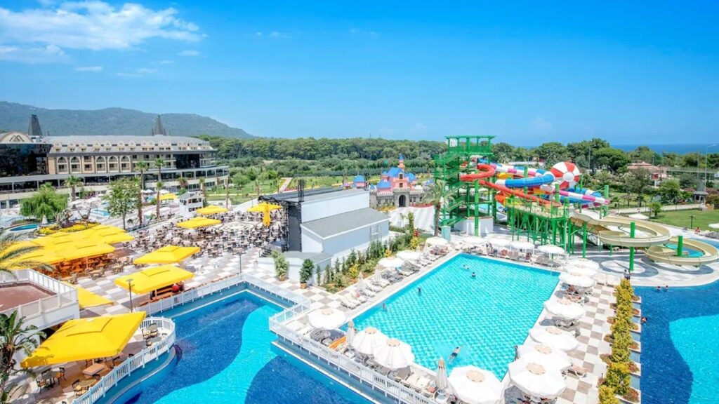 Crystal Prestige Elite w Kemer – rodzinne wakacje 2+2 z aquaparkiem, plażą z Błękitną Flagą i Ultra All Inclusive 24h