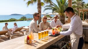 Czy alkohol w all inclusive jest bez limitu? Zasady, godziny i wyjątki