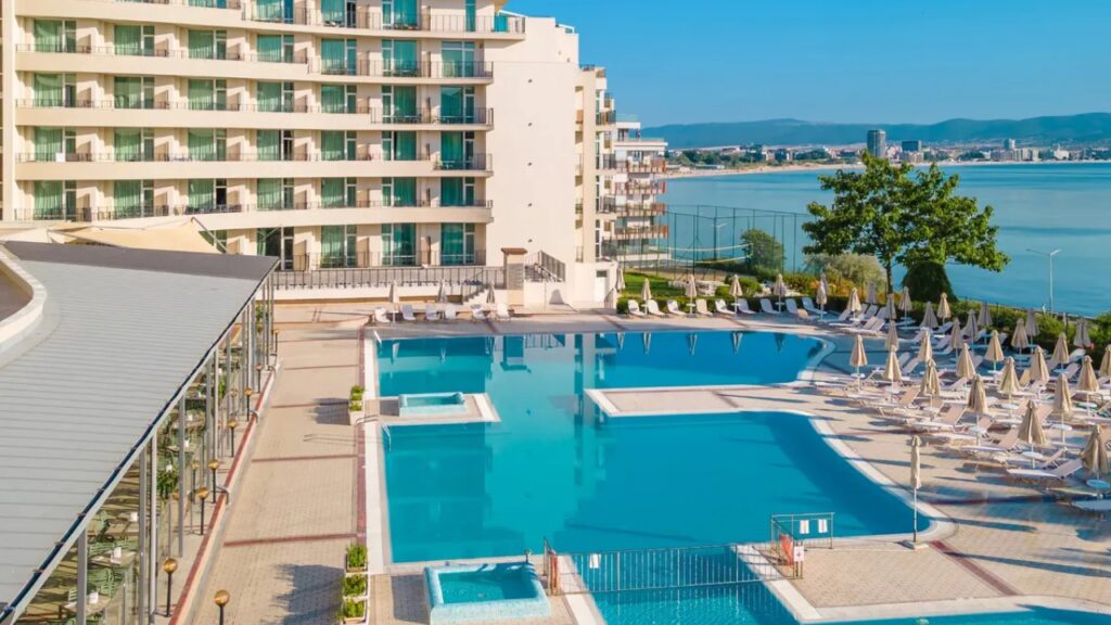 Festa Panorama w Nessebarze, rodzinne wakacje 2+2 w Bułgarii, hotel po remoncie, piaszczysta plaża 150 metrów od obiektu i All Inclusive z wylotem z Katowic