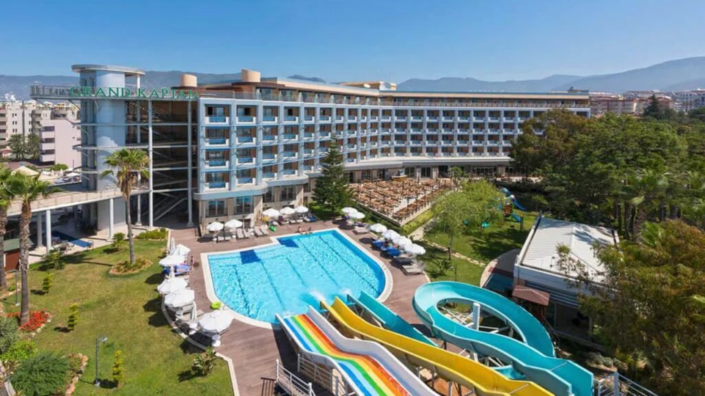Grand Kaptan w Alanyi – rodzinne wakacje 2+2 z Ultra All Inclusive, zjeżdżalniami, hotelową plażą i busem do centrum