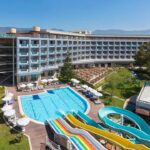 Grand Kaptan w Alanyi – rodzinne wakacje 2+2 z Ultra All Inclusive, zjeżdżalniami, hotelową plażą i busem do centrum
