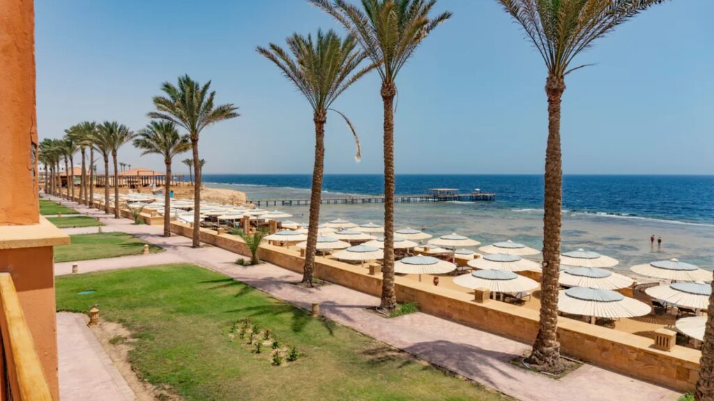 Jaz Grand Marsa w Marsa Alam – wakacje dla 2 osób z plażą przy hotelu, pomostem, ogrodem i All Inclusive