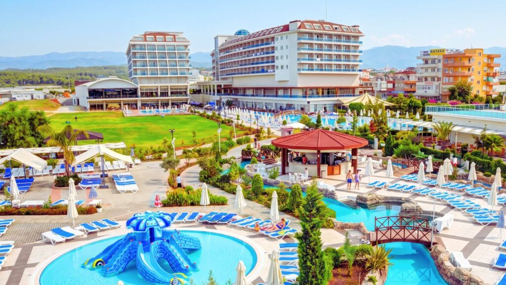 Kahya Resort Aqua & Spa w Turcji, rodzinne wakacje 2+2 na Riwierze Tureckiej, aquapark, plaża 50 metrów od hotelu i Ultra All Inclusive z Katowic