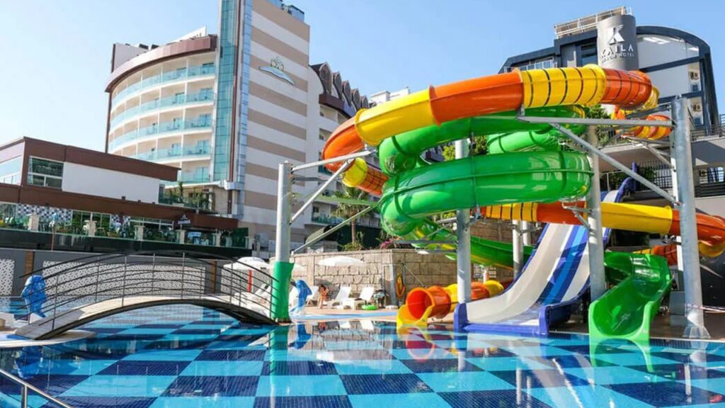 Kaila Beach 5 gwiazdek w Turcji, rodzinne wakacje 2+1 w Alanyi, plaża 50 metrów od hotelu, zjeżdżalnie i All Inclusive z wylotem z Warszawy