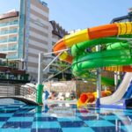 Kaila Beach 5 gwiazdek w Turcji, rodzinne wakacje 2+1 w Alanyi, plaża 50 metrów od hotelu, zjeżdżalnie i All Inclusive z wylotem z Warszawy