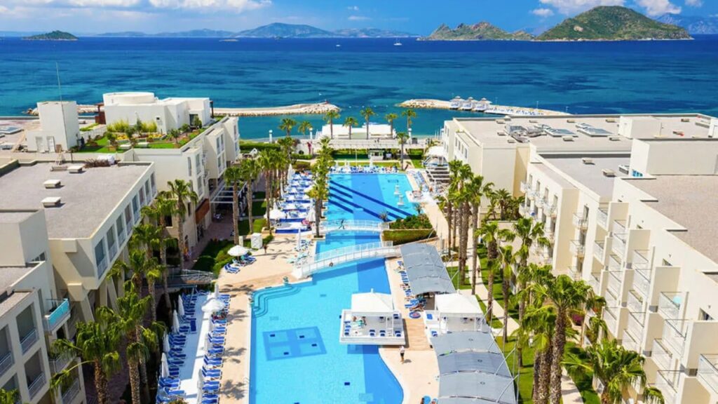 La Blanche Resort w Turgutreis – rodzinne wakacje 2+2 w Turcji z piaszczystą plażą, Ultra All Inclusive 24h, aquaparkiem i wylotem z Gdańska