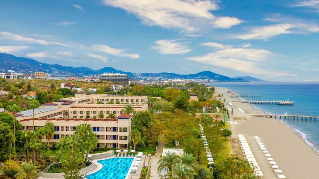 Labranda Alantur Resort w Turcji, hotel 5 gwiazdek przy długiej plaży w Alanyi, 3 baseny ze zjeżdżalniami i All Inclusive dla rodziny 2+1
