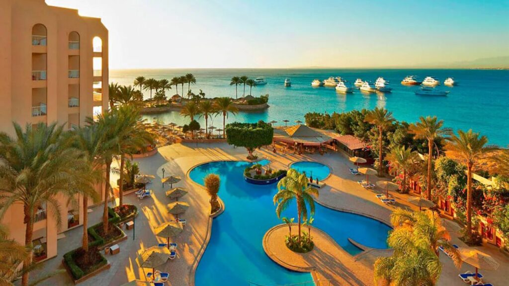 Marriott Hurghada Beach Resort w Egipcie, hotel 5 gwiazdek przy prywatnej plaży w Hurghadzie, pokój z widokiem na morze i All Inclusive dla rodziny 2+2