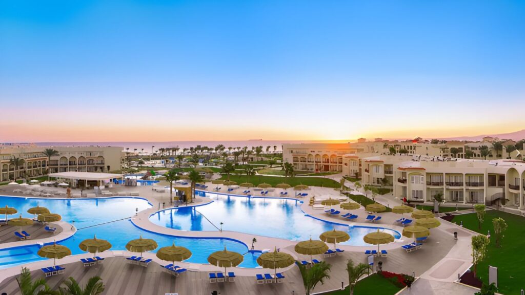 Pickalbatros Royal Moderna w Sharm el Sheikh, rodzinne wakacje 2+1 w Egipcie, aquapark, plaża z pomostem, All Inclusive i wylot z Katowic