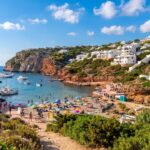 Plaża Cala Morell ze skalną zatoką na Minorce