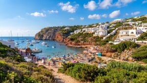 Plaża Cala Morell – przewodnik po skalnej zatoce na Minorce