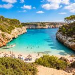 Plaża Cala Pi z turkusową zatoką na Majorce