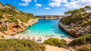 Plaża Cala Pi z turkusową zatoką na Majorce