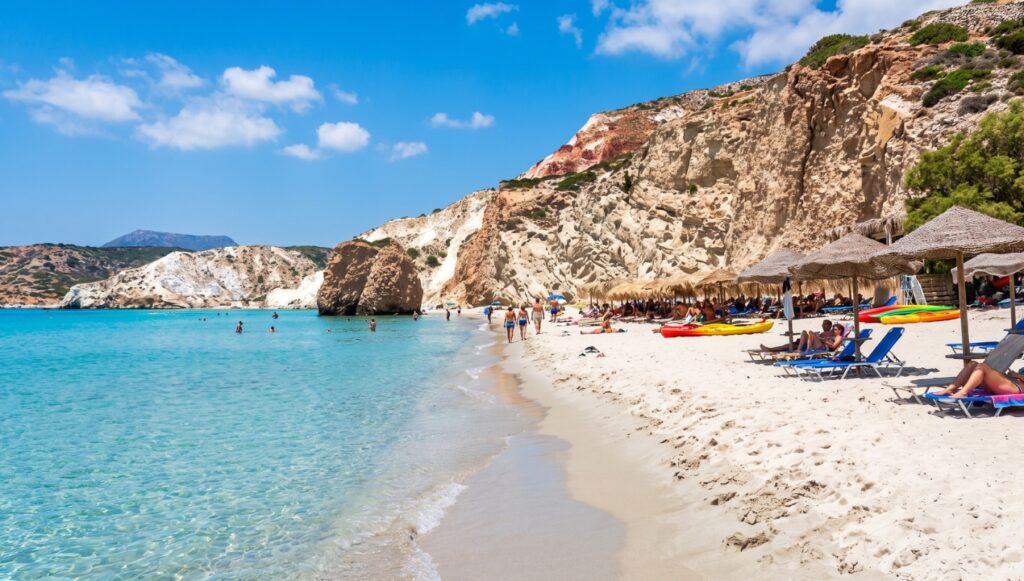 Plaża Firiplaka Beach – przewodnik po kolorowej plaży na Milos