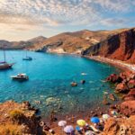 Plaża Kokkini Beach z czerwonymi klifami na Santorini