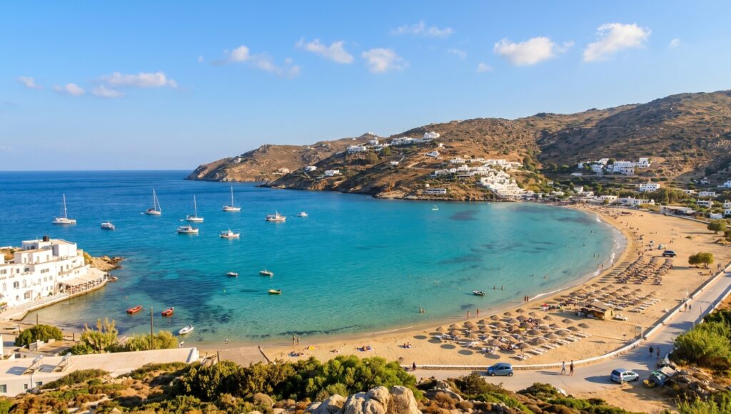 Plaża Mylopotas Beach – przewodnik po najpopularniejszej plaży na Ios