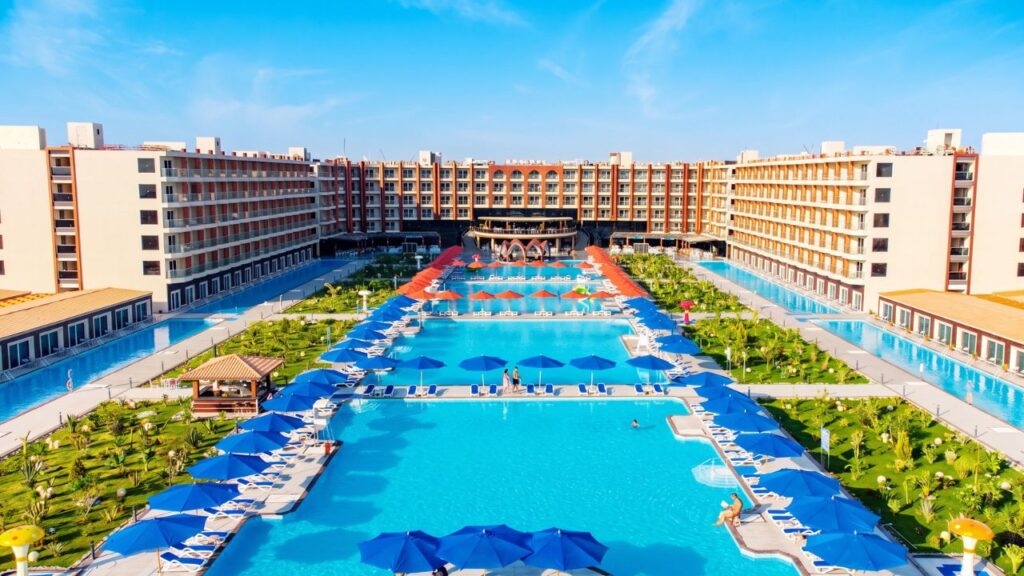 Rewaya Majestic Resort w Hurghadzie, nowy hotel 5 gwiazdek z 13 basenami, prywatną plażą, aquaparkiem i Ultra All Inclusive dla rodziny 2+2