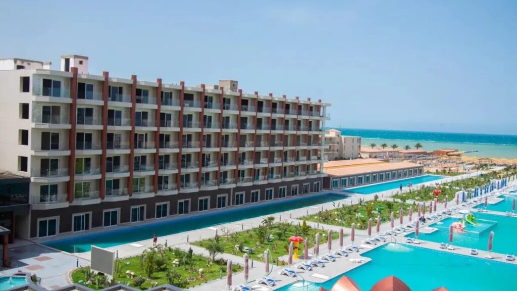 Rewaya Majestic Resort w Hurghadzie – rodzinne wakacje 2+1 z 13 basenami, 14 zjeżdżalniami i Ultra All Inclusive
