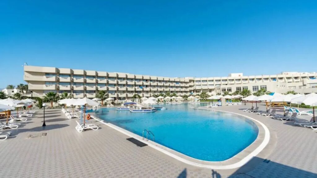 Seven Seas Jolie Bay w Soma Bay, dwa tygodnie w Egipcie dla rodziny 2+1, prywatna piaszczysta plaża przy hotelu, Ultra All Inclusive 24h i wylot z Warszawy