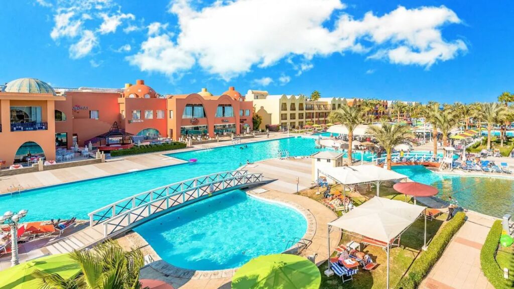 Titanic Beach Spa & Aqua Park w Hurghadzie, rodzinne wakacje 2+2 w Egipcie, aquapark z 16 zjeżdżalniami, leniwa rzeka, plaża przy hotelu i All Inclusive 24h z Katowic
